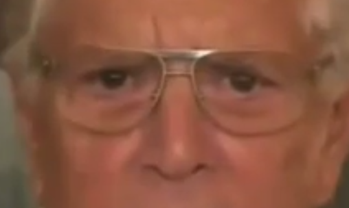 um homem branco, idoso, encarando a tela (Carlos Alberto)